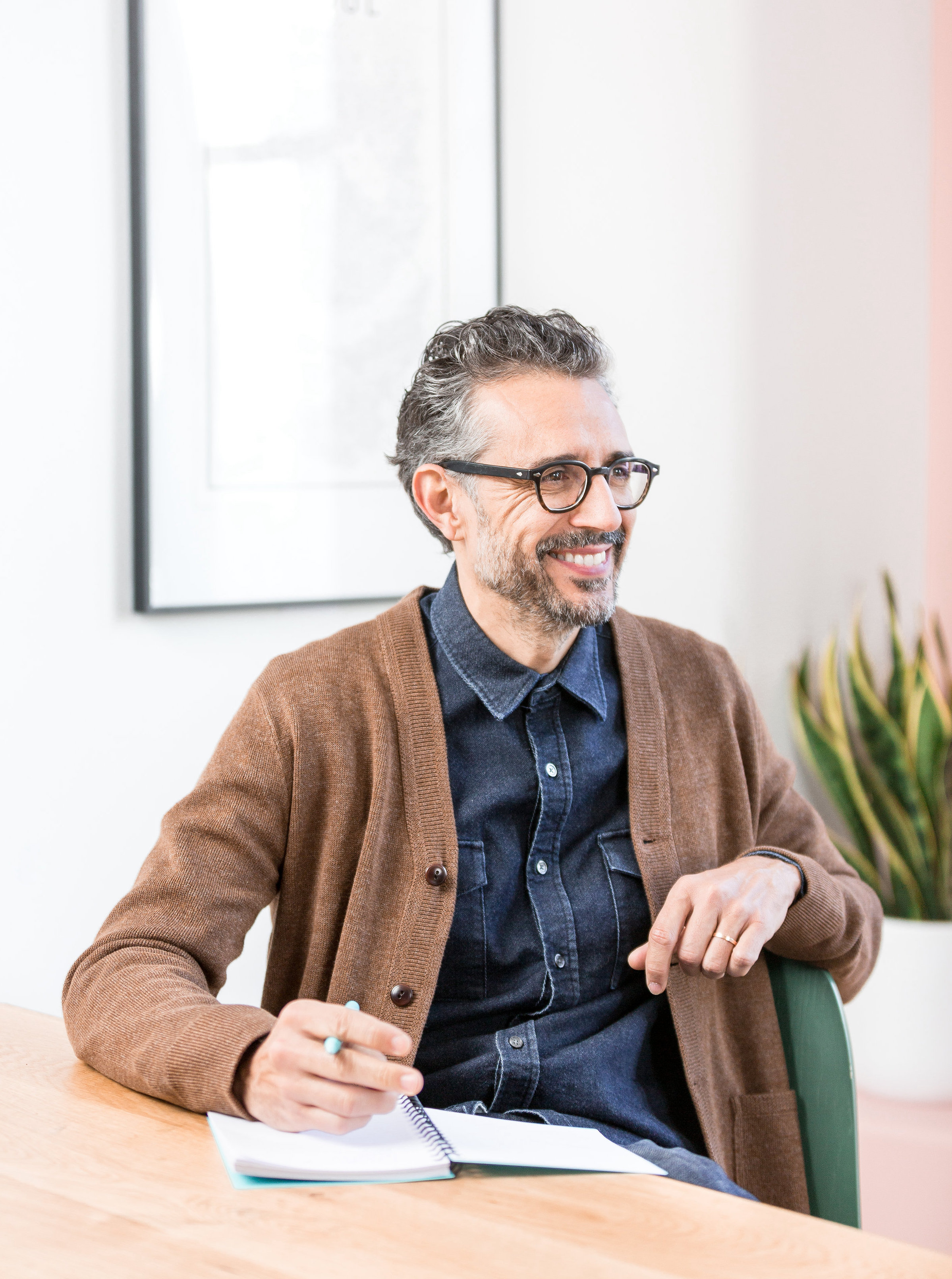 两个人在谈生意.